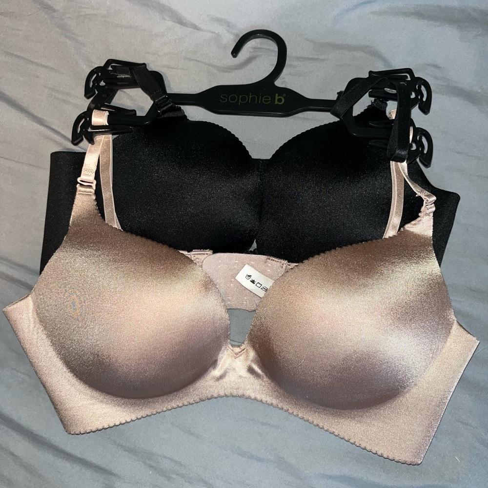 Nude/Black.Push up.Wireless.Comfortable for a 32-36b.36c could wear butoverspill